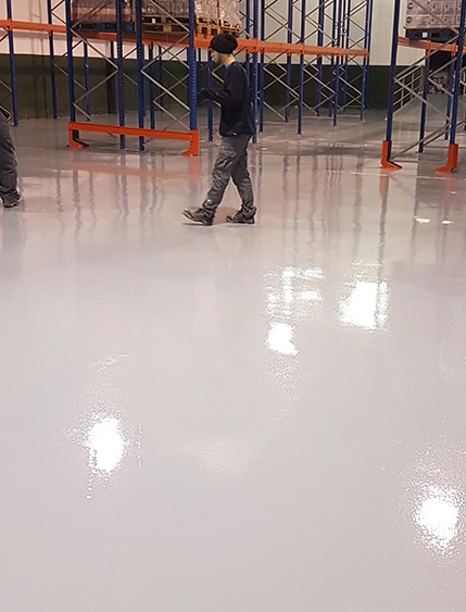 Pavimento blanco en almacén industrial Pavimento blanco en almacén industrial