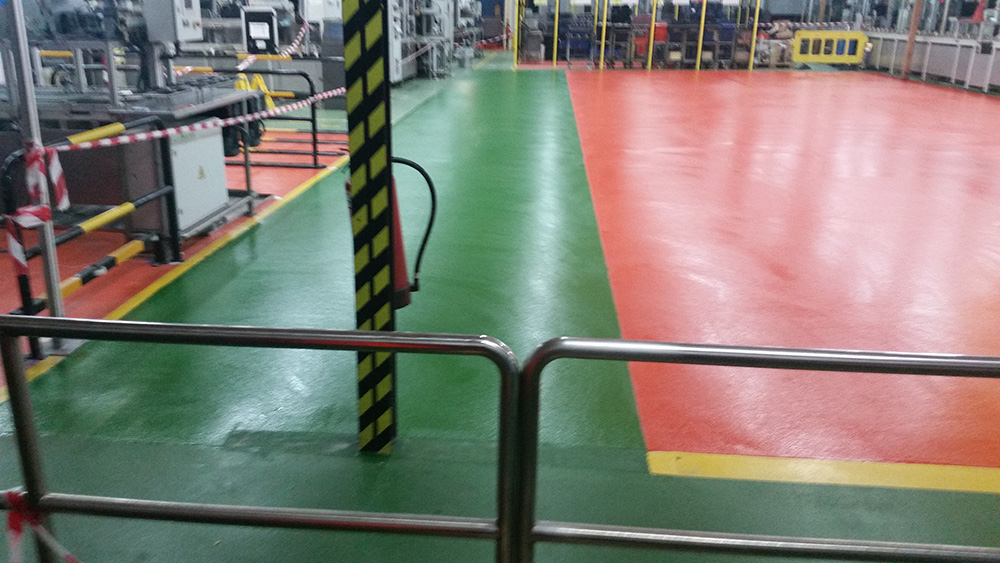 Paviment de colors en nau industrial