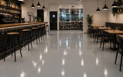 Suelo para hostelería: cómo elegir el pavimento adecuado para tu negocio